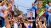 María Corina Machado muestra un afiche del candidato presidencial Edmundo González Urrutia en un acto con simpatizantes en Turen, estado Portuguesa, el 26 de abril. 