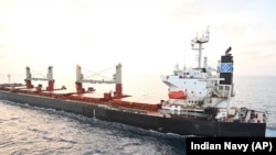 ARCHIVO - Foto proporcionada por la Armada India muestra el buque de propiedad estadounidense Genco Picardía que fue atacado por un avión no tripulado portador de bombas lanzado por los rebeldes hutíes de Yemen en el Golfo de Adén, el 18 de enero.