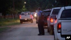 La policía responde a la escena de un tiroteo la madrugada del sábado 29 de abril de 2023 en Cleveland, Texas.