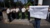 Partidarios del partido político Liberación del Pueblo (MLP) protestan que el Tribunal Supremo Electoral negó la candidatura de su aspirante a vicepresidente, Jordan Rodas, en Ciudad de Guatemala, el 16 de febrero de 2023.
