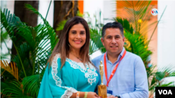 Indira Durán viajó en 2021 a Cartagena con la Fundación Emprende Wayuú. En la foto una estatuilla del los Premios India Catalina.