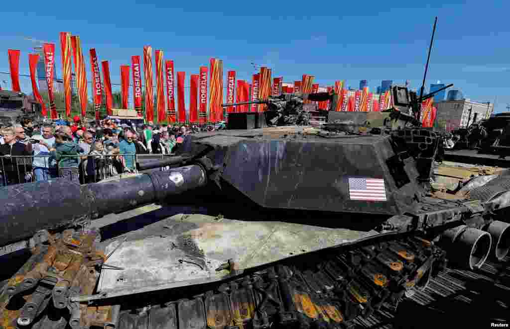 Los visitantes observan un tanque de guerra Abrams fabricado en Estados Unidos durante la exposición organizada por Rusia&nbsp;en el museo al aire libre Parque de la Victoria en Poklonnaya Gora, Moscú el 1 de mayo de 2024.