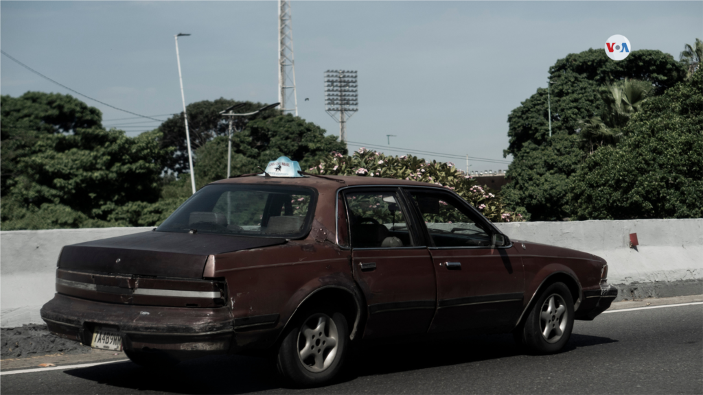 La mayoría los taxistas tradicionales tienen autos de más de 40 años.