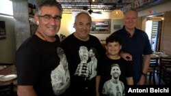 Un grupo de argentinos lucen la camiseta de Leo Messi en un restaurante de Miami minutos antes de arrancar el partido inaugural de la Copa América entre Argentina y Canadá, el 20 de junio de 2024.