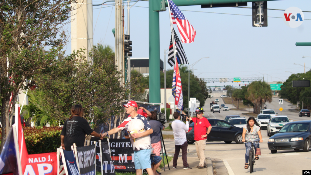 En una congestionada avenida de Palm Beach, partidarios del expresidente Republicano Donald Trump se reúnen para una manifestación pública, el lunes 3 de abril de 2023.