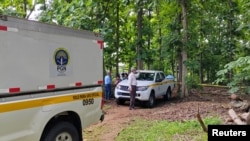 Autoridades de Panamá trabajan en un lugar donde un tirador abrió fuego en una sede rural de la Universidad de Panamá (UP), matando a un joven e hiriendo a otra persona, según fuentes policiales y universitarias, en Veraguas, Panamá, el 7 de junio de 2024.