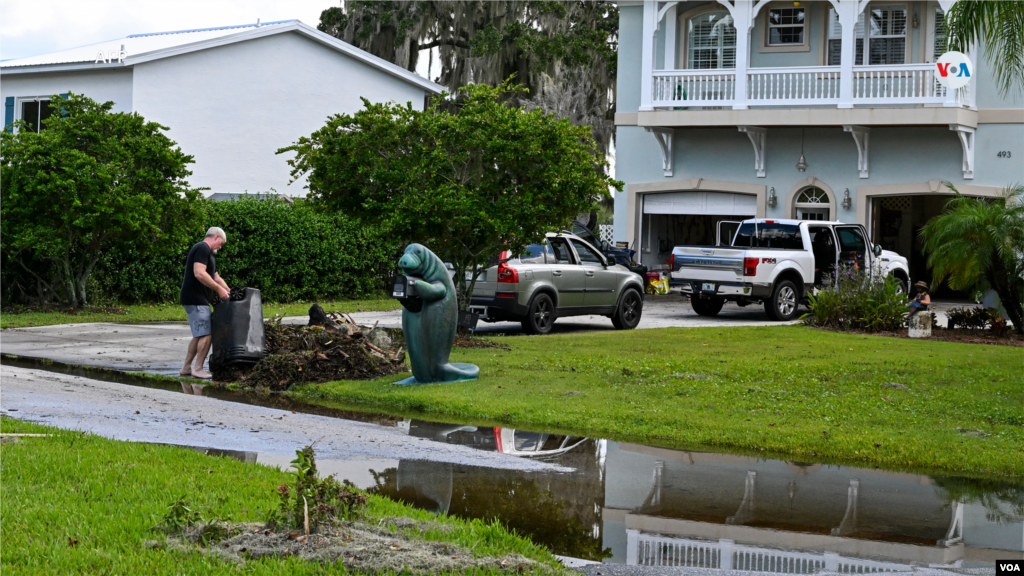 En la imagen aparece un hombre que limpia su casa en Crystal River, Florida, el 31 de agosto de 2023.