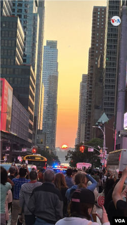 Dos veces al año, habitantes y turistas de Nueva York disfrutan del Manhattanhenge. [Foto: Ronen Suarc/VOA]