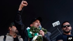  Luis Fernando Camacho habla durante un mitin con los cultivadores de hoja de coca en La Paz, Bolivia, el 7 de noviembre de 2019. 