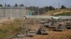 Tank Israel bermanuver dalam perjalanan ke Gaza, di tengah konflik yang sedang berlangsung antara Israel dan kelompok Islam Palestina Hamas, dekat perbatasan Israel-Gaza, 10 April 2024. (REUTERS/Amir Cohen)