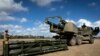 Američki vojnici pripremaju dizalicu za punjenje vojnog taktičkog raketnog sistema (ATACMS) na visoko pokretni artiljerijski raketni sistem (HIMARS) u Queenslandu, Australija, 26. jula 2023., na ovoj slici koju je pružila američka vojska.