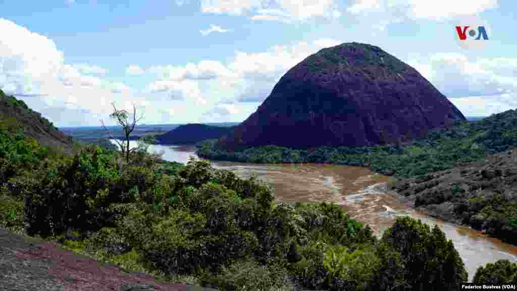 El tercer cerro es la montaña Mavecure, el único cerro que queda al otro lado del río y por el cual se practica el senderismo -acompañado por un guía indígena- para admirar la vista panorámica desde la cima.&nbsp;