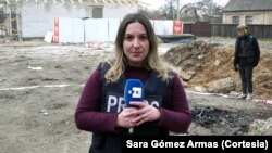 La corresponsal de la Agencia EFE, Sara Gómez Armas, reportando desde Bucha, Ucrania, al inicio de la guerra con Rusia.