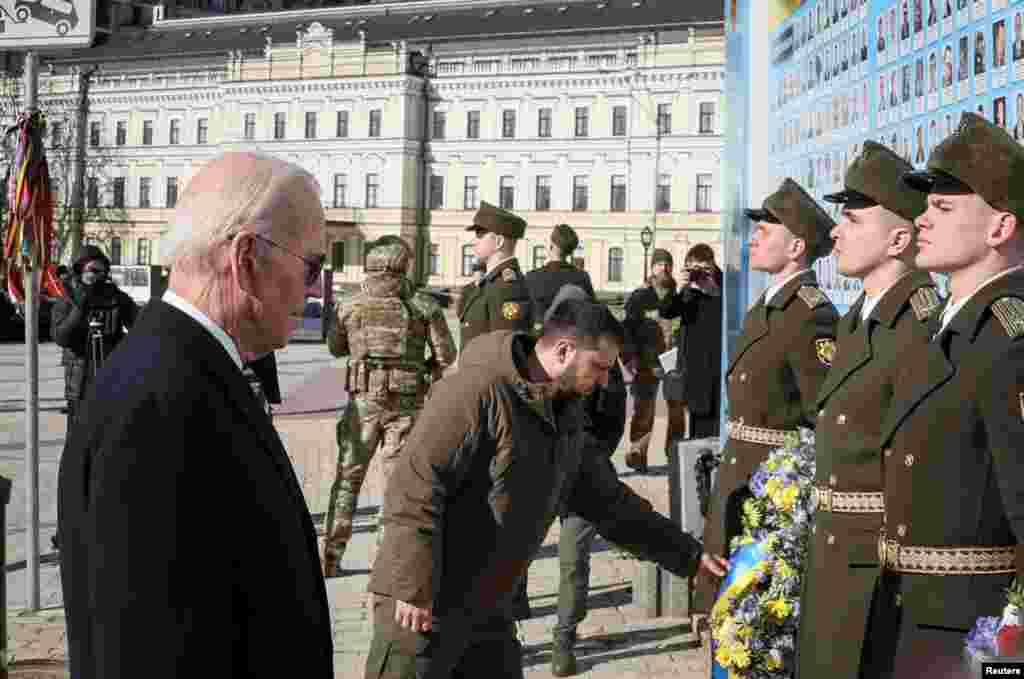 Joe Biden y el presidente de Ucrania, Volodymyr Zelenskyy, visitan el Muro del Recuerdo para rendir homenaje a los soldados ucranianos muertos, en medio del ataque de Rusia.