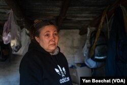 Galina, en Nueva York, Ucrania, el 20 de febrero de 2023, dice que esperaba que cambiar el nombre de su ciudad trajera un futuro mejor, pero ahora se siente abandonada por todos.