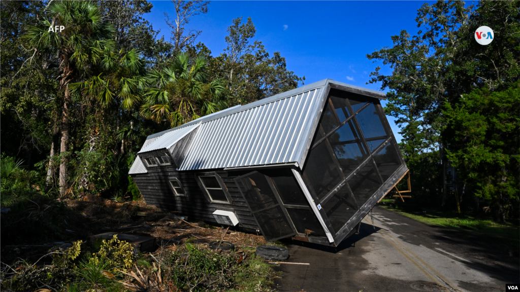 La imagen muestra una casa móvil desplazada y destruída, en medio de una carretera en Steinhatchee, Florida.