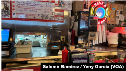 Por más de 100 años el Red Arrow ha servido platos tradicionales estadounidenses, pancakes, huevo y tocino, con un extra de lo que en el país llaman “política minorista”.