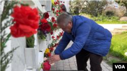 Ulises Casanova Pino perdió a su padre y hermano tras el golpe de Estado de 1973. La pasada semana fue a ponerles flores donde reposan sus restos en Santiago de Chile.