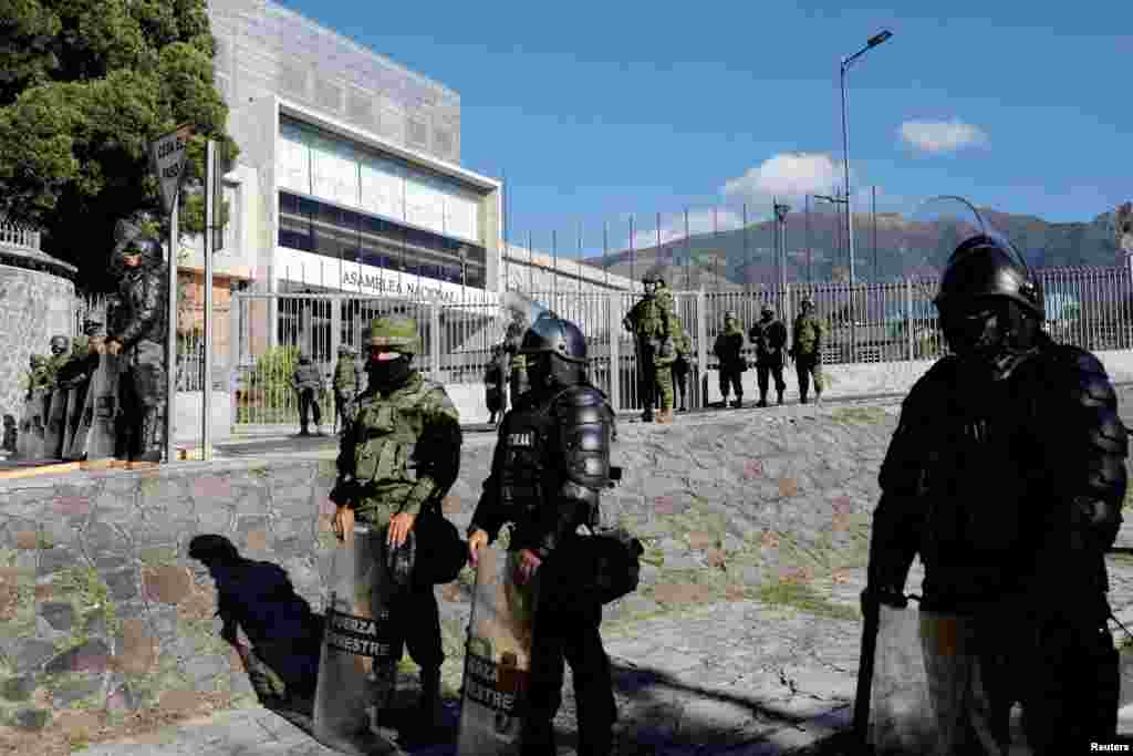 Desde que se conoció la decisión, miembros de las fuerzas militares y de la policía rodearon la Asamblea e impidieron el paso de personas.