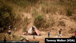 Los desplazados internos recogen la ayuda enviada desde Tailandia. El río Moei separa Myanmar y Tailandia. Visto en la parte tailandesa de Mae Sot, el 23 de abril de 2024. [Foto: Tommy Walker, VOA]