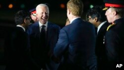 El presidente Joe Biden sonríe después de bajarse del Air Force One en el Aeropuerto Internacional de Belfast en Belfast, Irlanda del Norte, el 11 de abril de 2023.