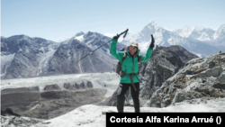 Alfa Karina Arrué escaló el monte Everest en 2022, convirtiéndose así en la primera persona de nacionalidad salvadoreña en lograrlo. Fotografía cortesía de Alfa Karina Arrué.