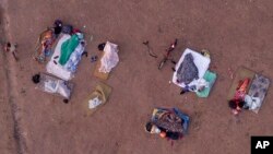 Migrantes venezolanos duermen al aire libre en un refugio temporal para migrantes administrado por una ONG, en Boa Vista, estado de Roraima, Brasil, el 8 de abril de 2023.