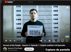Captura de fragmento de la serie Servant of the People donde aparece la imagen de Zelenskyy utilizada para desinformar en redes sociales.