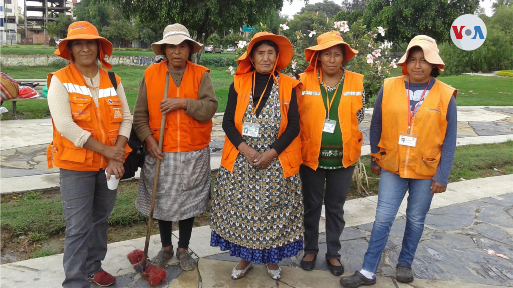 Ecorrecolectoras insisten en su mensaje de cuidar el medio ambiente. [Foto cortesía de la Asociación de Ecorrecolectoras de Bolivia]