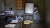 Seorang perempuan (kanan), memberikan suaranya saat pemungutan suara ulang di Distrik Imphal Barat, Manipur, India, Senin, 22 April 2024. (AP/Bulu Raj)
