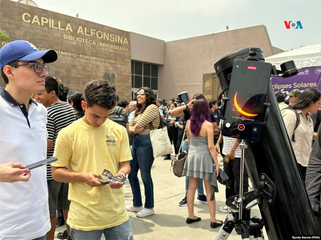 El eclipse de sol es proyectado desde un telescopio Celestron 76az a un celular para que paseantes pudieran observar el fenómeno con mayor tranquilidad y sin hacer fila.