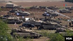 Cientos de tanques, vehículos blindados, camiones cisterna se pueden ver desde la carretera en la frontera sur de Israel. [Foto: Alejandro Ernesto, VOA]. 