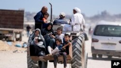 Los palestinos desplazados por la ofensiva aérea y terrestre israelí en la Franja de Gaza huyen de partes de Khan Younis, tras una orden de evacuación del ejército israelí, el sábado 27 de julio de 2024.
