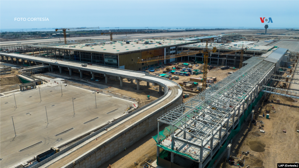 Rampa de acceso a Ciudad Aeropuerto Jorge Chávez. El proyecto actual comprende el nuevo terminal de pasajeros, las zonas de acceso y la gestión del anterior aeropuerto.