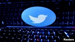 ARCHIVO - El icónico logo de Twitter se refleja en el teclado de un ordenador.
