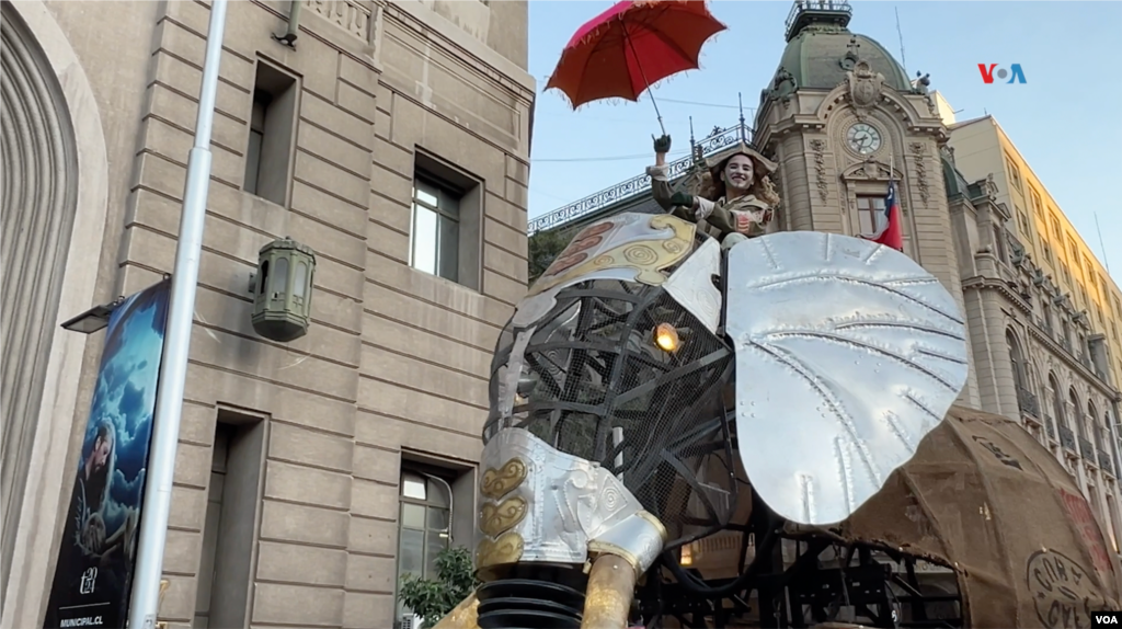 Caravana de la compañía de teatro francesa compagnie Oposito asiste al Festival Internacional Teatro a Mil, enero de 2024. 