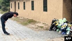 一名男子在中国前总理李克强的安徽定远故居前鞠躬致哀。（2023年10月27日）