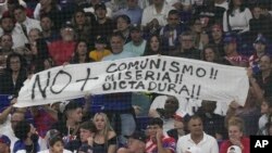 En Fotos | Protestas dentro y fuera del estadio de Miami en juego Cuba-EEUU