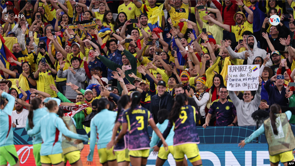 Jugadoras de Colombia celebran con los fanáticos en las gradas, después del final del partido de fútbol ante Alemania, en el Estadio de Fútbol de Sydney, el 30 de julio de 2023.