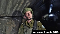 El contralmirante DAniel Hagari, portavoz de las Fuerzas de Defensa de Israel posa en el interior del túnel de Hamás.