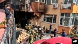 Petugas pemadam kebakaran di lokasi kebakaran klub malam di Istanbul, Turki, Selasa, 2 April 2024. Sedikitnya 29 orang dilaporkan tewas dalam insiden tersebut. (IHA via AP)