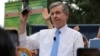 El gobernador demócrata de Carolina del Norte, Roy Cooper, coloca su sello de veto en un proyecto de ley que prohíbe casi todos los abortos después de las 12 semanas de embarazo en una manifestación pública el sábado 13 de mayo de 2023 en Raleigh, Carolina del Norte, EEUU.