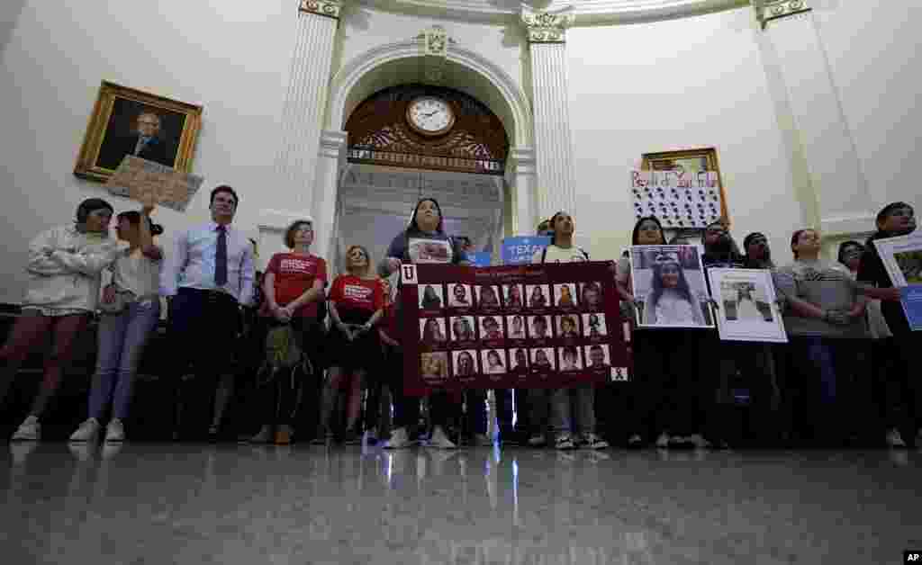 Padres y familiares de las víctimas del tiroteo participaron, el 8 de mayo, en una protesta para que la legislatura de Texas acepte un proyecto de ley que limite la edad para comprar armas estilo AR-15.