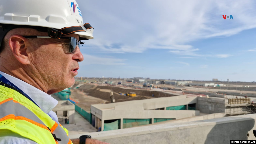 El director del Proyecto de Ampliación del aeropuerto, Bill Fullerton, muestra los avances en los accesos al terminal.