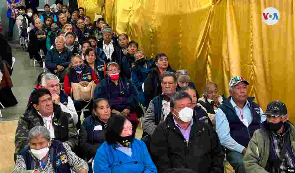 Al comenzar la ceremonia, los viajeros se sentaron de un lado del salón y los familiares del otro, divididos por una delgada cortina dorada.&nbsp; &nbsp;