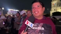 Decenas de personas llegan al emblemático Zócalo de la Ciudad de México