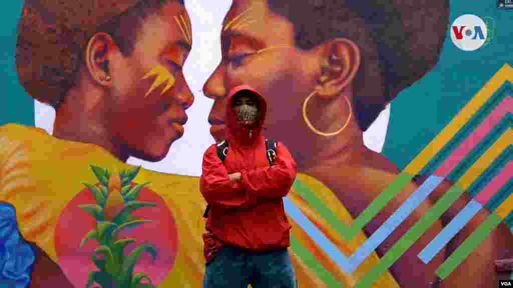 Grandes y coloridos, los graffiti se han convertido en una importante atracción turística para los turistas extranjeros que llegan a Bogotá, especialmente para realizar estos recorridos por algo más de tres horas en el centro histórico de la ciudad.