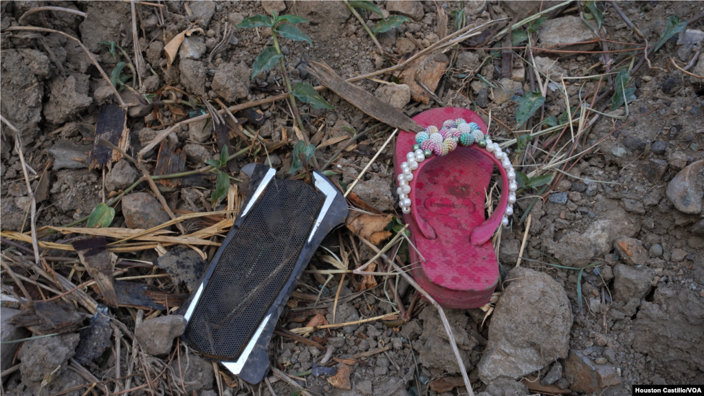 Objetos de los pasajeros en la zona donde ocurrió el accidente. Foto Houston Castillo, VOA