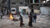 Palestinos observan los escombros de una casa familiar que fue alcanzada durante la noche en un bombardeo israelí en el barrio Tal al-Sultan de Rafah, en el sur de Gaza, el 20 de mayo de 2024.