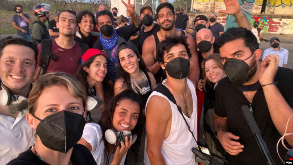 Equipo de rodaje durante las filmaciones en Miami en el año 2021.